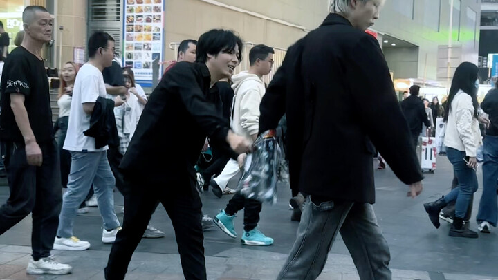 الفلوس صعبة الكسب، والبراز صعب الأكل