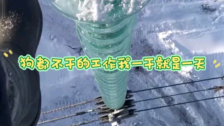 ขวดน้ำหนึ่งขวด บุหรี่หนึ่งซอง โทรศัพท์มือถือหนึ่งเครื่อง นั่งอยู่แบบนี้ทั้งวัน หนาวจนไม่กล้าฉี่เลย