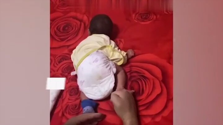 الوالد يُجبر رضيعًا عمره 13 يومًا على التدرّب على الزحف، والرضيع ينتحب بينما يزحف، فثار غضب المتابعي