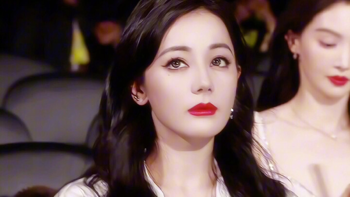The moment the lights came on, everyone in front of her was dim. Dilireba's eight-second aesthetics