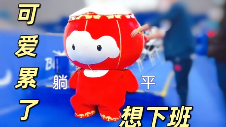 Xue Rongrong’s Adorable Fish-Touching Everyday Life