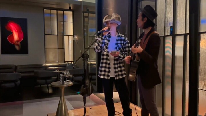 27/01/2023 Luhan cập nhật trên Instagram: “Tuyết rơi ngoài cửa sổ, còn bạn thì đang hát ‘Yên Tĩnh’”