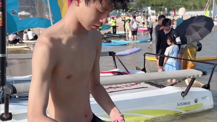 Cậu bé 12 tuổi học là làm được ngay: Lướt sóng 🏄‍♂️