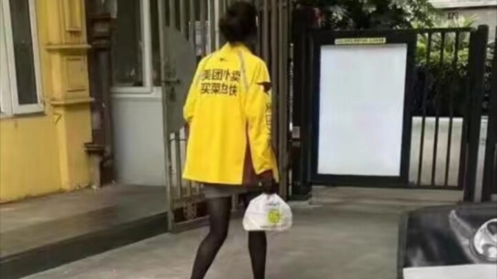 Bảo vệ: Dạo này nữ shipper ngày càng nhiều, mỗi ngày chỉ giao được bốn, năm đơn, mà mỗi lần đến là ở