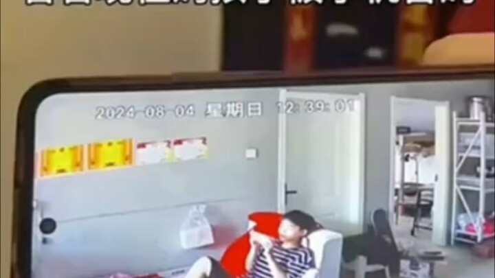 นาฬิกาปลุกสุดฮา: พี่ใหญ่กำลังจับตาคุณอยู่