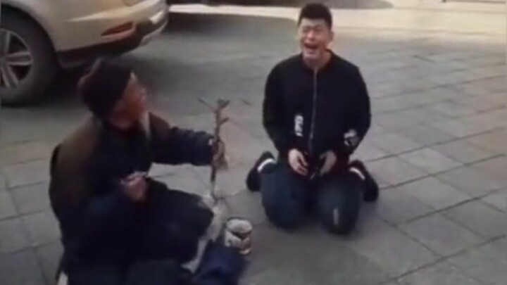 本来挺忧伤，你这一嗓子把大爷给逗乐了