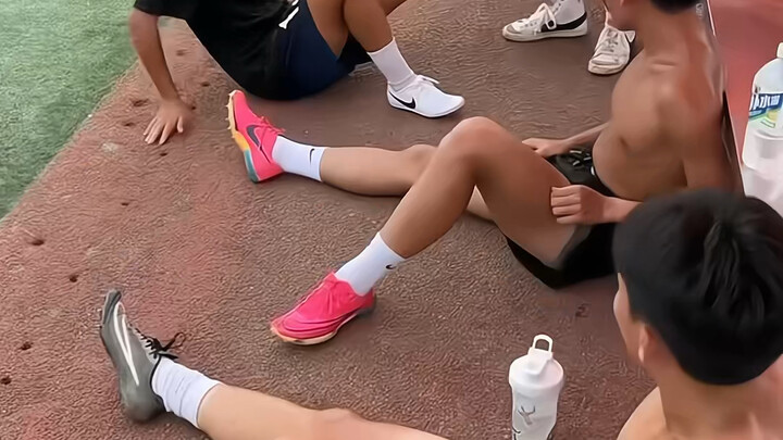 السراويل الضيقة وسراويل الرياضة هذه لا تُرتدى بدونها من الداخل.