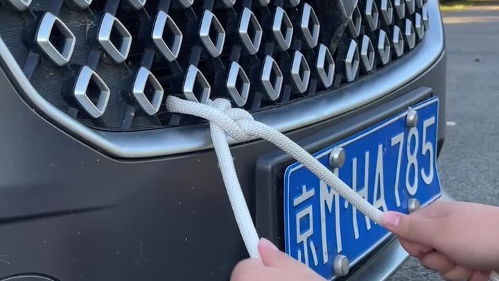 If you don’t tie the tow rope properly, it’s not only labor-intensive but can also damage your car!