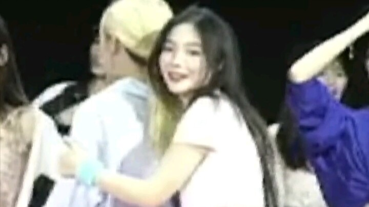 【昕羊】随唱随跳伪直拍 | 默契十足       惊！随便暂停一个画面动作都一样