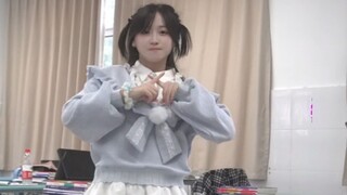 在班里偷偷跳舞结果被…