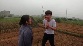 Hưng Troll _ Làm Ảo Thuật Xuyên Qua Lưỡi Troll Mẹ Bà Tân Vlog _ Prank Mom