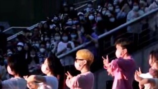 【فانسي】 حفلة TWICE تُقام في جامعة بكين للتعليم! | أداء رقص مدرسي مثير للغاية 💕 | من لا يخاف من الضوض