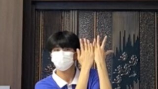 คุณย่าของฉันตัวใหญ่มากจนสามารถอุ้มวัยเด็กของฉันไว้ได้ทั้งหมด