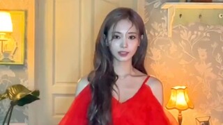 Chiếc váy đỏ của Tzuyu đã có mặt