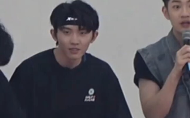 [Ma Jiaqi] Ma Fu: “Jiaqi, why aren’t your legs bare?” Upon hearing this, Little Ma obediently rolled