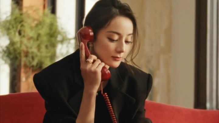 Tính thẩm mỹ thật mạnh mẽ! Nó có kết cấu giống phim và Reba trông rất đẹp trong bộ vest
