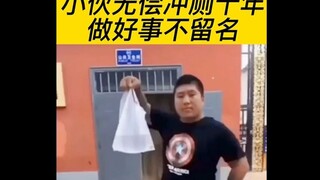 Đạo Cách đã làm việc thiện trên đường phố Thẩm Dương và giúp xả bồn cầu