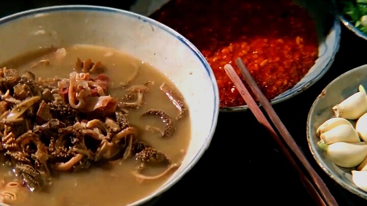 Merangkum adegan makan jeroan dalam film dan drama: para bos menikmati gulai jeroan domba dengan lah