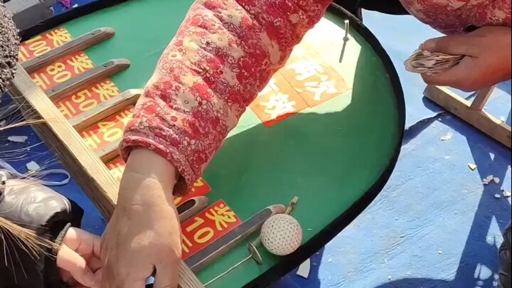 كشف خدعة شعبية! امرأة تقع تدريجيًا في الفخ وسط مدح خالتها المتكرر.