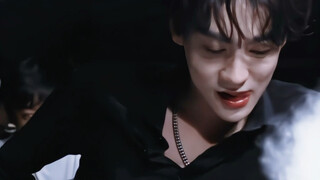 ใครจะไปเข้าใจ~ คลิปใหม่ของเขาเผยให้เห็นซูกานเอนตัวบนโต๊ะอย่างไม่ใส่ใจ!!