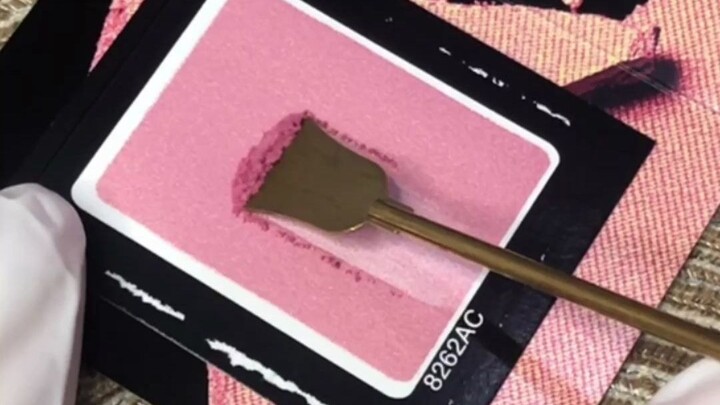 แท่งลองสีบลัชออนยังทำเป็นเครื่องสำอางชิ้นเต็มได้ด้วยเหรอ?