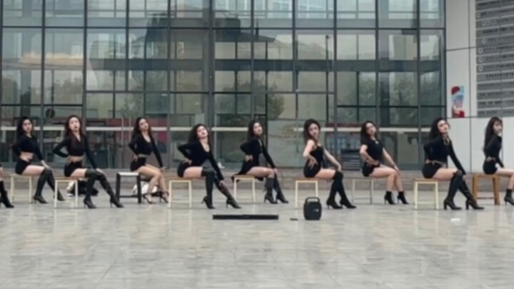 Who can resist a group of beautiful women wearing high heels? ! The road show makes the dream of hig