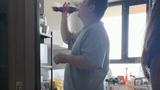The wife recorded her husband burping after drinking Coke—netizens commented: "Even Godzilla would c