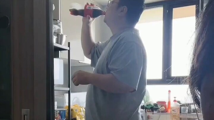 Istri merekam suaminya yang bersendawa setelah minum Coca-Cola, netizen: "Bahkan Godzilla pun akan t