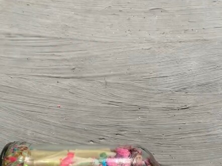 Khoảnh khắc giải áp khi lăn chai xuống cầu thang