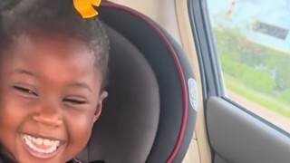 เมื่อเด็กน่ารักถูกเพื่อนในห้องล้อว่าไม่ชอบผมของตัวเอง เด็กน่ารักก็เลือกที่จะช่วยเหลือตัวเองก่อน...