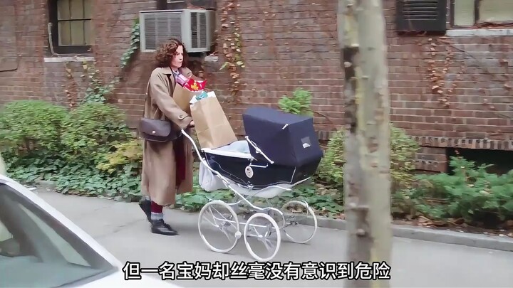 Seorang wanita menginjak genangan cairan misterius, tak disangka mantel bulu cerpelai yang ia kenaka