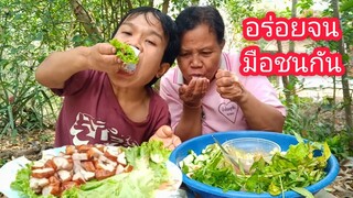 กินแหนมเนืองกว่าจะได้แต่ละคำ555