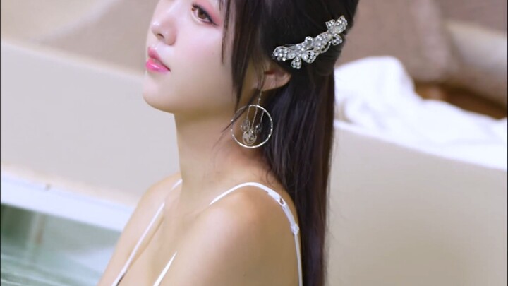 Trang phục bikini phối màu đen trắng của chị KimGaon