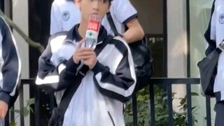 少年与大叔在街道两旁              网友:好一个反差感（来源:六六oba）