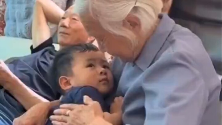 91-year-old great-grandma demonstrates her lullaby trick. Great-grandma: “From your grandpa to your 
