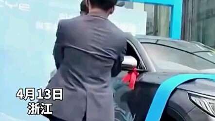 Nhân viên bán hàng: Tôi được đào tạo bài bản nên thường không hay cười,