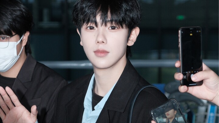 Begitu pendahuluan berbunyi, sang idola muncul