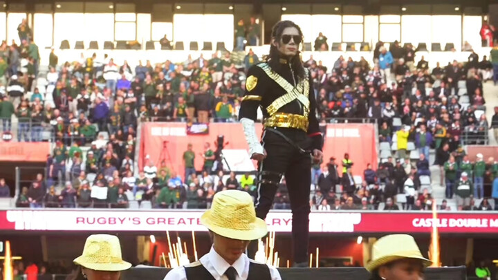 Di Stadion Cape Town, Afrika Selatan, tarian Michael Jackson dihidupkan kembali dengan tubuh orang T