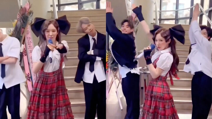 يا إلهي، هذه هي المرة الأولى التي أرى فيها شخصًا يستخدم ميكروفون اليد في التحدي