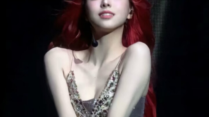 Stage outfit so ugly it should apologize to the idol—compared with their usual styling!