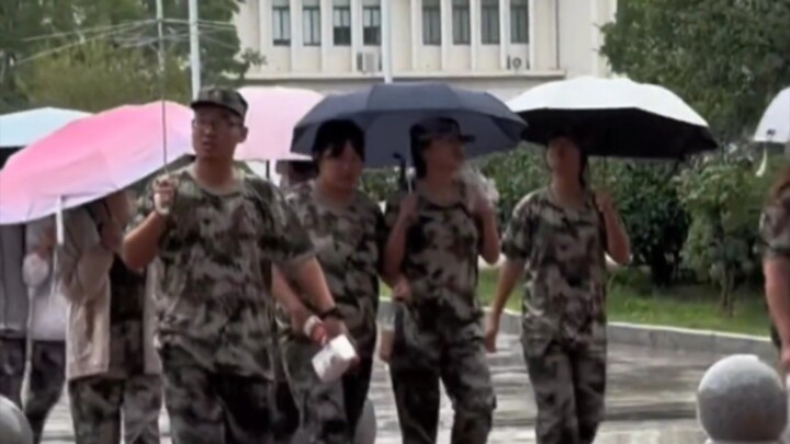 Người mạnh mẽ không bao giờ phàn nàn về hoàn cảnh, họ chỉ cố gắng thay đổi nó