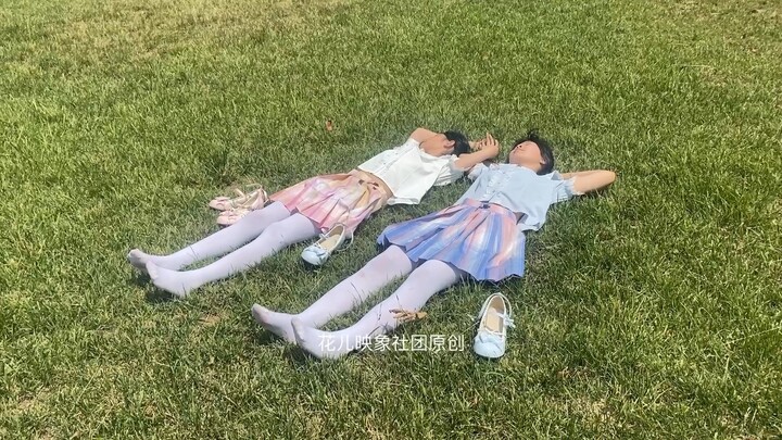 Giày da nhỏ tất trắng JK rực nắng mùa hè! Tăng kỹ năng hết cỡ – còn được đung đưa chân nữa!