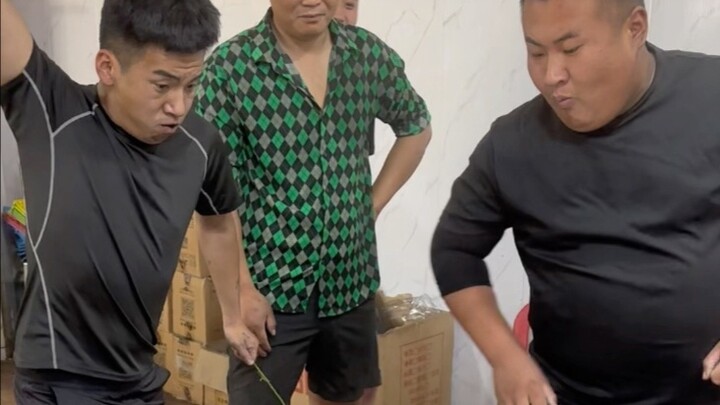 Thử thách giữ bột vỏ dừa: lấy đồ từ trong túi, phiên bản thử thách phản ứng xoay vòng!