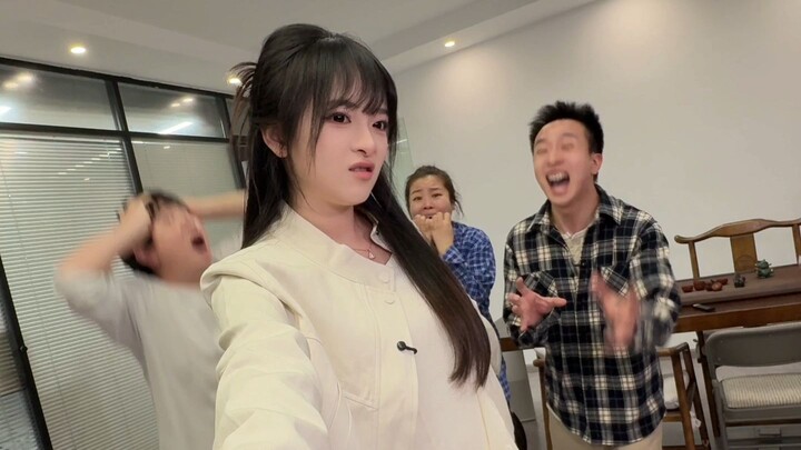 Kakak memang ratu, jangan ganggu serigala berwajah anak-anak!