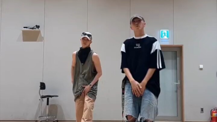 شو مينغ هاو جاء ليسلم واجبات بانغ بانغ على مؤخرته~