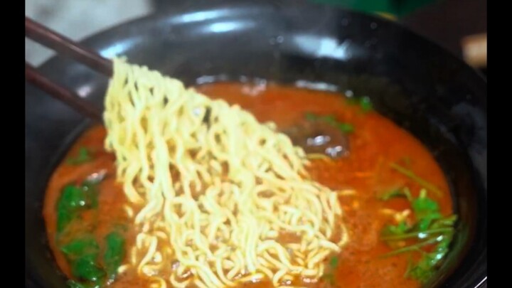 Một ngày kiếm được bao nhiêu tiền thì đủ để ăn mấy tô mì gói kiểu này?