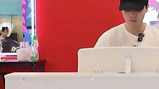 النسخة الأكثر تميزًا على الإنترنت! أثناء حضور معرض الرسوم المتحركة، قمت بلعب لعبة Attack on Titan وع