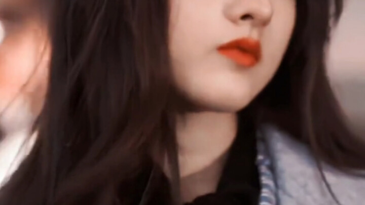 كثيرًا ما أشكّ في أنها وُلدت في الزمن الخطأ؛ فببساطة لا تحتاج إلى مكياج أو إطلالة معقدة، لأنها تملك 