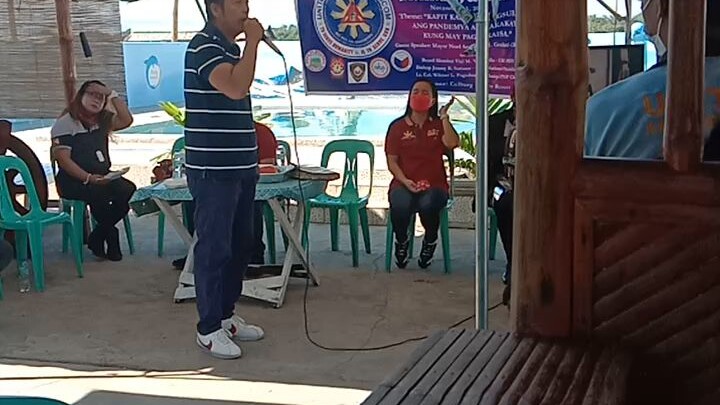 Mayor Noel Anthony Geslani sing like a pro singer.