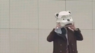 กิจกรรมร้องเพลงแดงแบบปิดหน้า แต่หมวกบังหน้าติดอยู่ที่หัว